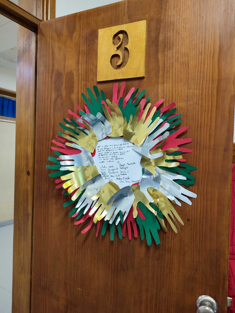 coroa de natal e mensagem dos alunos