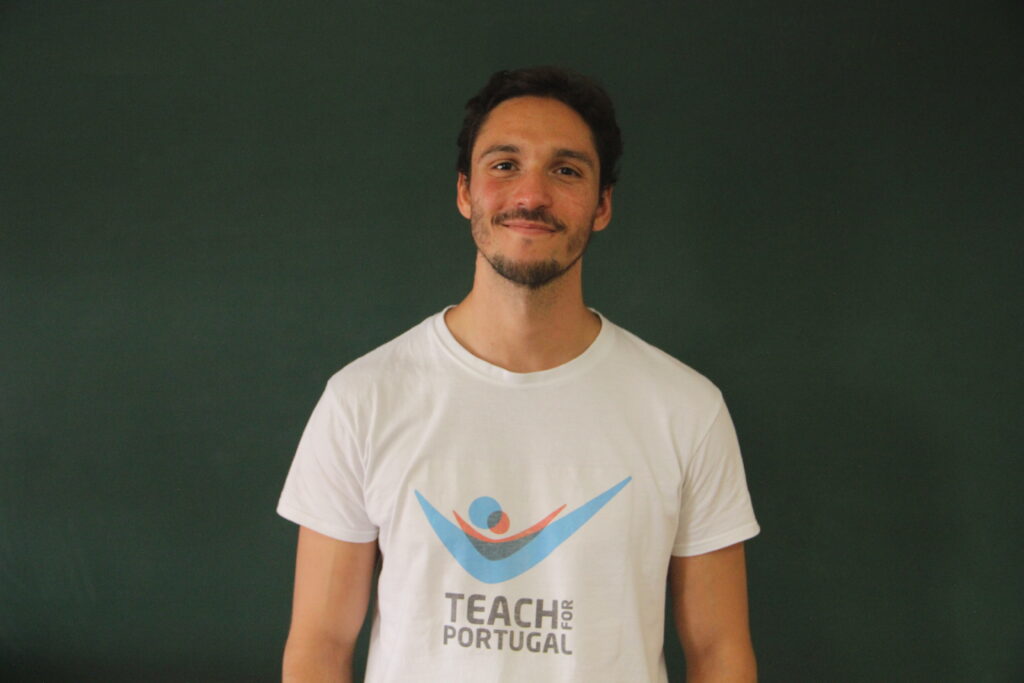 Guilherme Donegatti, Mentora 5ª Geração Teach For Portugal a usar a camisola com o logótipo da Teach For Portugal com um quadro de ardósia como fundo