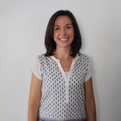 Ana Marques a sorrir, com um fundo branco atrás. Representa a função de Head of Operacions na Teach For Portugal